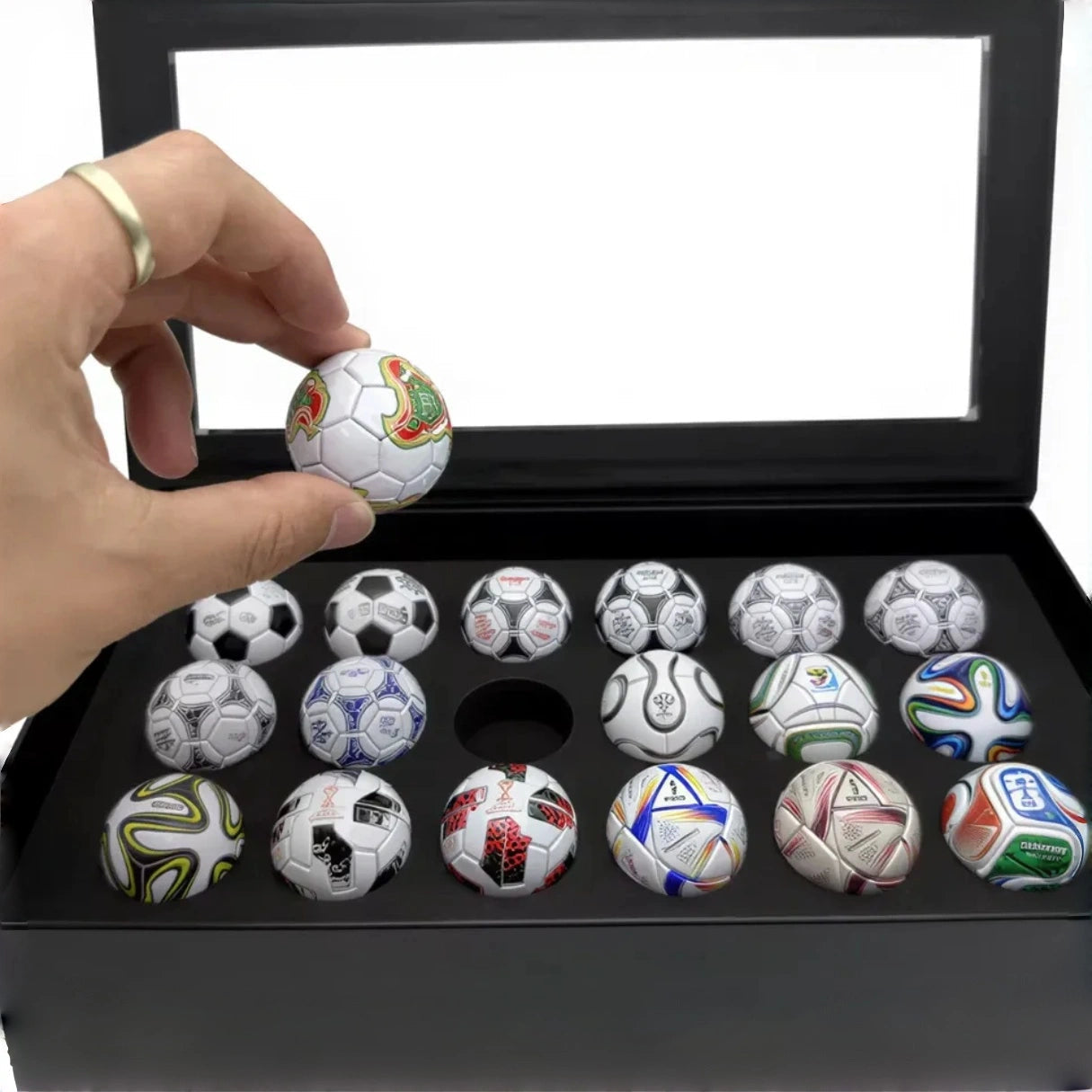 🔥WK-uitverkoop 2026! Collectie minivoetballen (1970–2026) ! ⚽