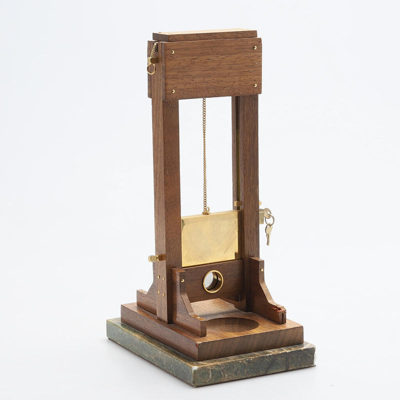 Vintage Guillotine-Tischaccessoire – Decoratieve Holz en Metallobjekt met geïntegreerde Ablagetablett