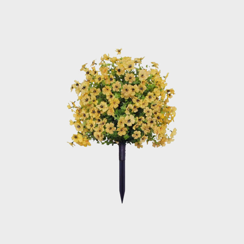 Bloemdecoratie met kunstmatige eucalyptus en viooltjes voor in de gron