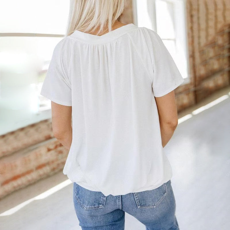 Casual damesblouse met plooien, V-hals en korte mouwen.