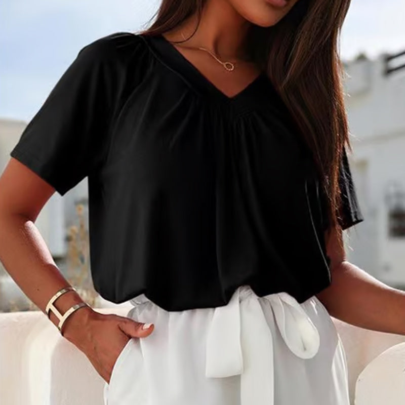 Casual damesblouse met plooien, V-hals en korte mouwen.