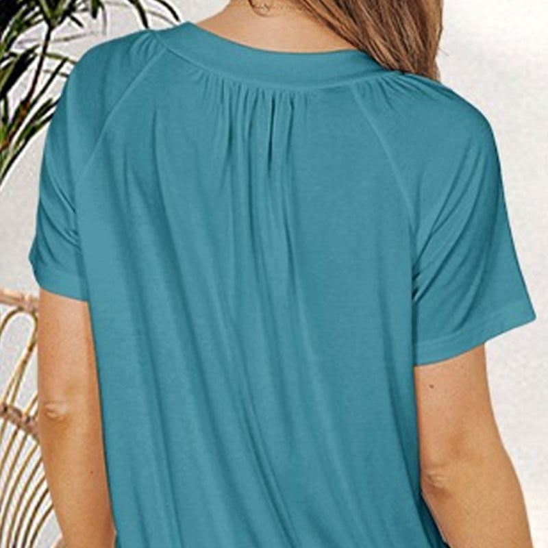 Casual damesblouse met plooien, V-hals en korte mouwen.