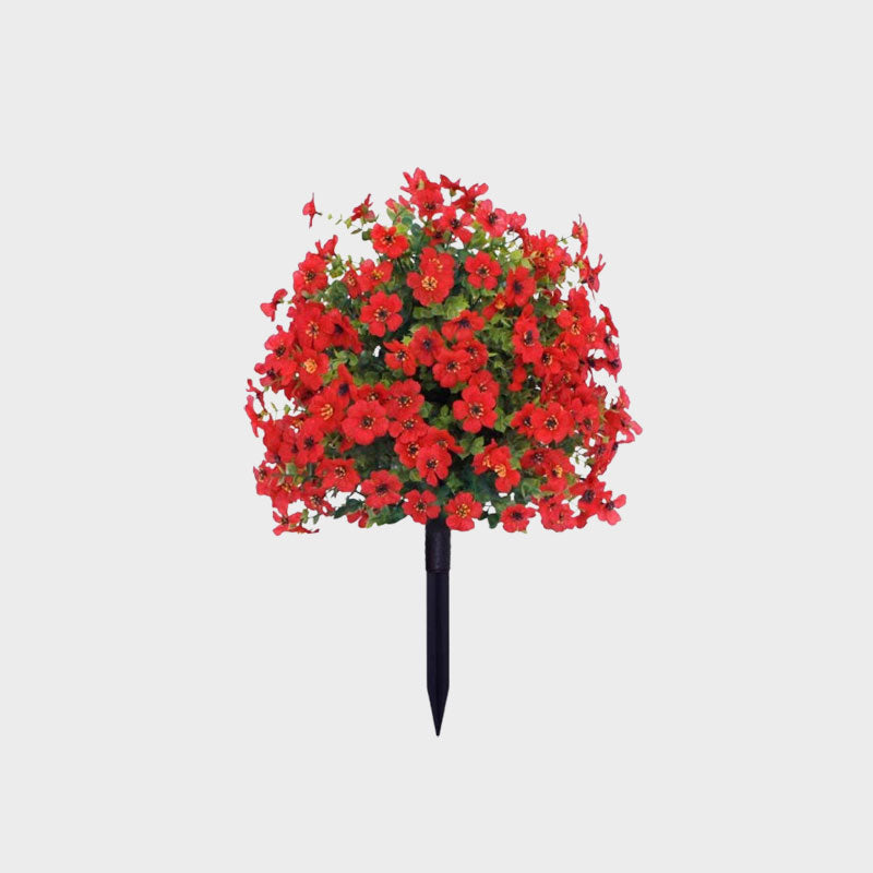Bloemdecoratie met kunstmatige eucalyptus en viooltjes voor in de gron