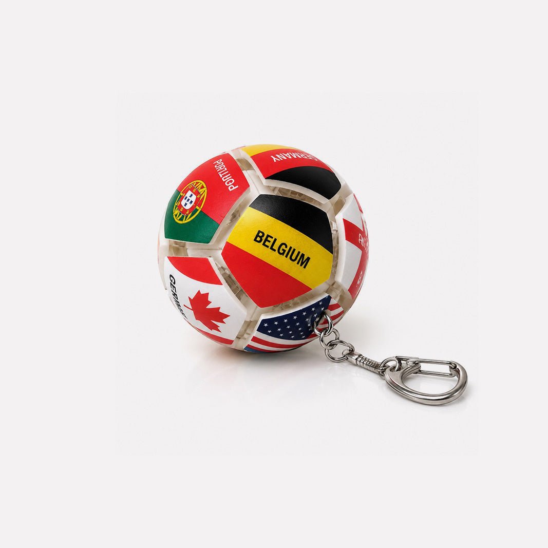 🏆⚽ Officieel gelicentieerde sleutelhanger met wereldvlag en voetbalmotief | Stressverlichtend speeltje voor in je zak