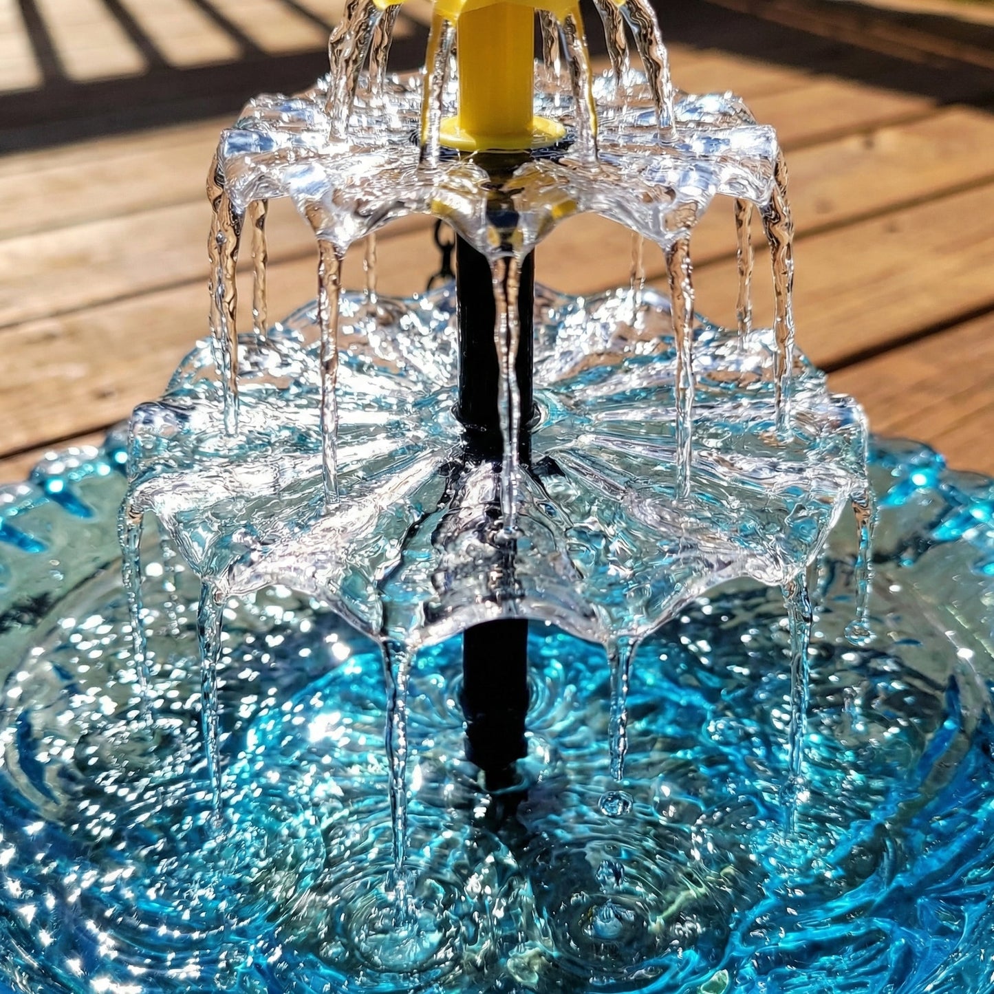 Hangend vogelbad met waterva