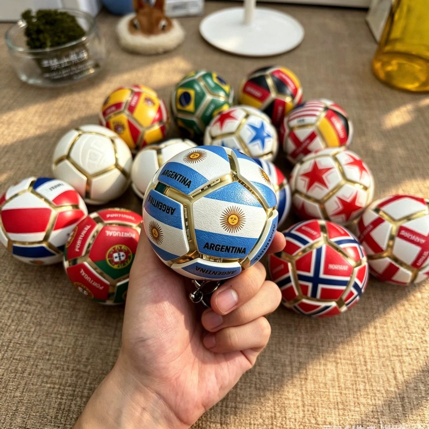 🏆⚽ Officieel gelicentieerde sleutelhanger met wereldvlag en voetbalmotief | Stressverlichtend speeltje voor in je zak