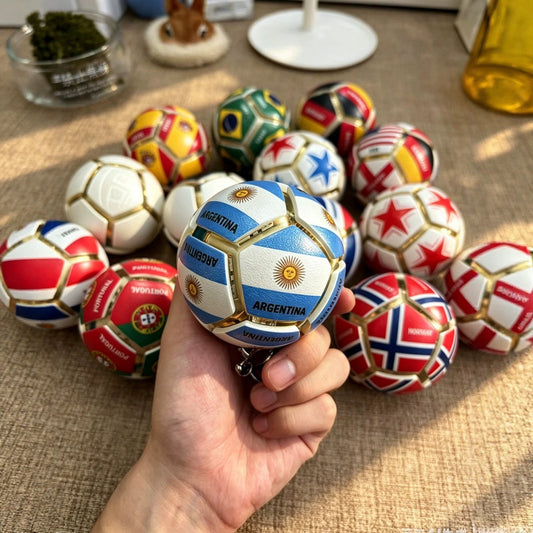 🏆⚽ Officieel gelicentieerde sleutelhanger met wereldvlag en voetbalmotief | Stressverlichtend speeltje voor in je zak