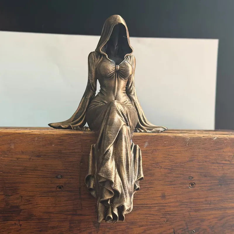 Vrouwe Reaper - etherische figuursculptuur met capuchon
