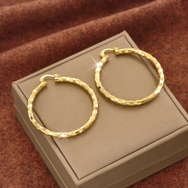 💫💥 Minimalistische oorringen met textuur voor dames – diamantgeslepen, kliksluiting, dagelijkse glans ✨