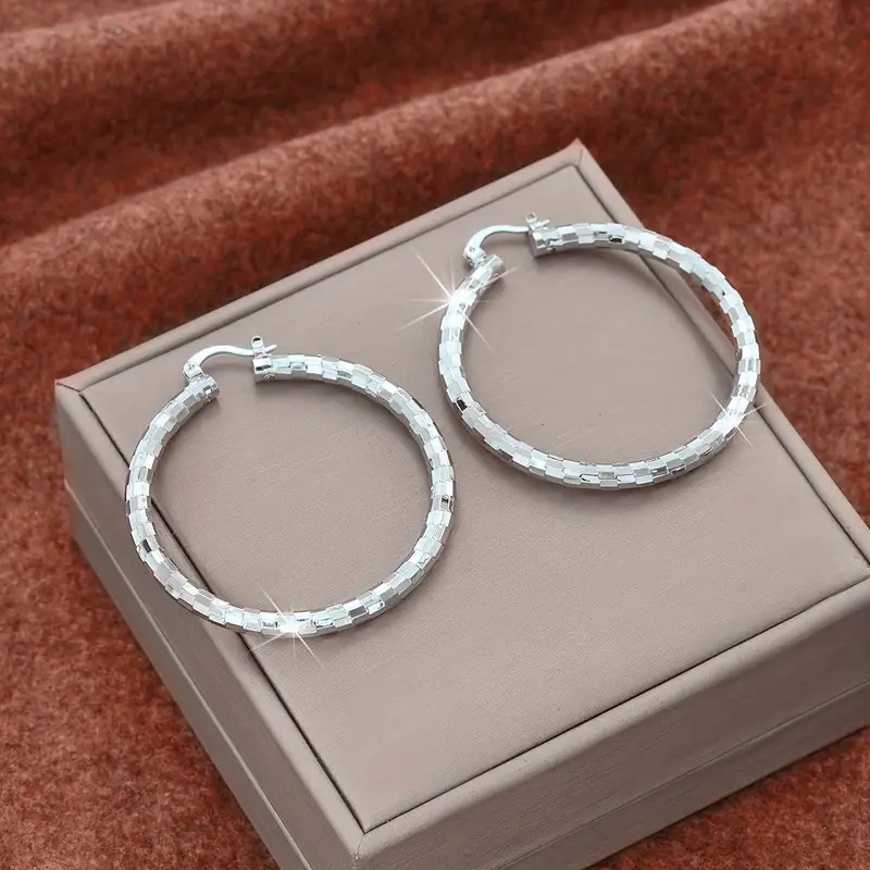 💫💥 Minimalistische oorringen met textuur voor dames – diamantgeslepen, kliksluiting, dagelijkse glans ✨